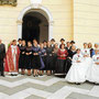Weiße Muttergottesmädchen und Saarer Tanzgruppe aus Ungarn vor dem Gottesdienst