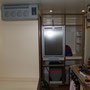 Kühlschrank, Gefriertruhe und Klimaanlage sind eingebaut