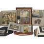 La Boîte-en-valise - 1941 che consiste in una valigia di pelle contenente copie in miniatura, riproduzioni a colori e una fotografia delle opere dell'artista con aggiunte a matita, acquerello e inchiostro.