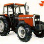 Massey Ferguson 375 Traktor mit Allrad und Kabine (Quelle: AGCO)