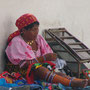 Indigena-Frau in traditioneller Tracht