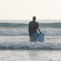 Auch beim Body-Surfen heißt es: Warten auf die perfekte Welle
