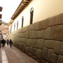 Cusco: unten alte Inkamauern - oben Kolonialstil