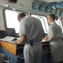 konzentrierte Arbeit von Kapitän und 1. Offizierin bei der einzigen Brücke in Manaus