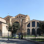 Michelangelo ließ die antiken Wölbungen fast unverändert, auch die roten Granitsäulen der einstigen Haupthalle, ...