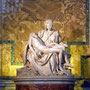 die berühmte Pieta, die Michelangelo mit 25 Jahren schuf, ist seit einem Attentat hinter Plexiglas geschützt
