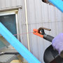 溶接部分を金属ブラシで磨いたあと、溶接棒をセットして準備OK。