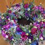 Kranz mit blauen und violetten Blüten