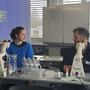 Gast und Lehrkraft am Labortisch