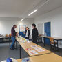 Lehrkraft erklärt Gästen Laborgeräte