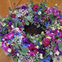 Kranz mit blauen und violetten Blüten