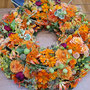 Kranz  mit organenen Blüten