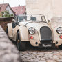 Morgan Plus 4 neben der Kirche
