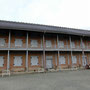 東繭倉庫（明治5年建築）長さ104.4ｍ　幅12.3ｍ　高さ14.8ｍ　１階は事務所、作業場などとして使い、２階に乾燥させた繭を貯蔵していました。