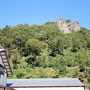 道の駅霊山たけやまから見える男岩の奥が山頂です。