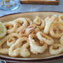 Calamars et frites en plat