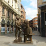 Une des statues de bronze ornant les rues
