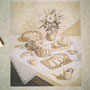 Stillleben mit Brot, Kuchen und Blumen in der Vase an einer Bäckereiwand