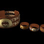 Bracciale ed anelli in cuoio con decorazioni stile animalier ed inserti in ottone dorato