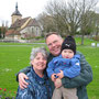 Daniel mit Grosmueti und Opi