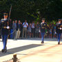 Soldaten, die das Grab der unbekannten gefallenen Soldaten und das Grab von J.F.Kennedy bewachen