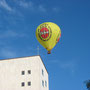 Heißluftballon fährt über BABO Hochhaus Baden-Baden - © Peter Diziol