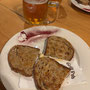 Zum Abschluss gutes Bier und Knoblauchbrot