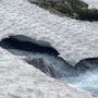 Saugefährlich, da das Eis und der Schnee trügerisch sind ... überall läuft Schmelzwasser darunter weg