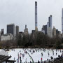 Eisbahn im Central Park mit beeindruckender Kulisse