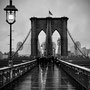 Die berühmte Brooklyn Bridge im Regen