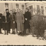 Gertlack, Kapsitten - (-), Jagodnoje, Ostpreußen - Russland, Kaliningrad (1943), Privataufnahme, Eltern vor dem Herrenhaus besuchen ihre Kinder im Kinderlandverschickungsprogramm KLV