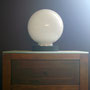 SELENE 1. Globo de vidrio opal y base de baquelita negra. 22cm (altura) x 18cm(diámetro) 35€. Disponible.