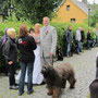 Das Brautpaar mit einem fremden Hund