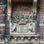 Haus Assen (Lippborg), Innenhof Ostflügel, Wappen über dem Eingang