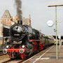 Mit der Filmcrew im Zug steht 52 6106 abfahrbereit im Gerolsteiner Bahnhof - Foto: Jörg Petry II