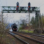 52 6106 verlässt Ehrang und durchfährt dabei eine alte Signalbrücke - Foto: Achim Müller