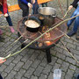 Lagerfeuer mit Pilzgerichten und Stockbrot