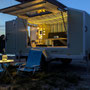 farfalla camper flip 2 mit Hartschalen-Dachzelt - Blick durch die Panoramaklappe in den Innenraum