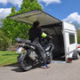 flap 2 als Absenkkoffer beim Beladen mit einem Motorrad