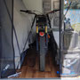 Trial-Motorrad im flap beach chair
