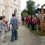 Beisammensein vor der Kirche nach dem Konzert