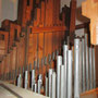 Orgelpfeifen beim Wiedereinbau