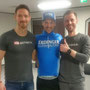 Der Ironman-Weltmeister Patrick Lange zusammen mit Andreas Wagner und Sebastian Mühlenhoff vom Trainingsinstitut iQ athletik