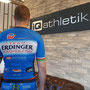 Gibt Rückenwind: das iQ athletik Logo auf dem Rücken der Fahrer des Cycling Team Erdinger Alkoholfrei