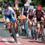 Tobias Ohlenschläger vom Trainingsinstitut iQ athletik startet eine Attacke beim Radrennen rund um den Kurpark in Bad Homburg