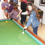 Laurine a la maîtrise des queues de billard!