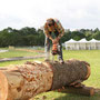 Le sculpteur Olivier Ledoux prepare le bois pour la sculpture collective