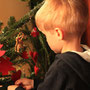 Matti schmückt den Weihnachtsbaum...