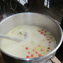 ゾーファンチィ　ココナッツミルクのスープ　ミニトマトが並んで浮かんでる。