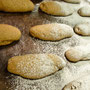 Bäckerei Weißbach › Beim Bemehlen der Rougettebrötchen - Foto: © Devant Design